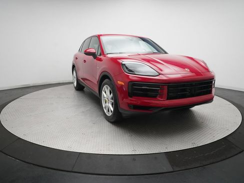 Certified 2025 Porsche Cayenne S AWD/4WD image 3
