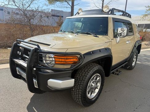 Used 2011 Toyota FJ Cruiser 4WD w/ Upgrade Pkg image 2