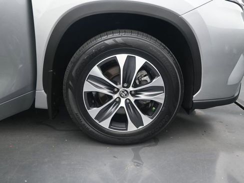 Used 2024 Toyota Highlander XLE FWD image 20