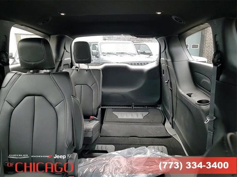 New 2025 Chrysler Pacifica Select image 24