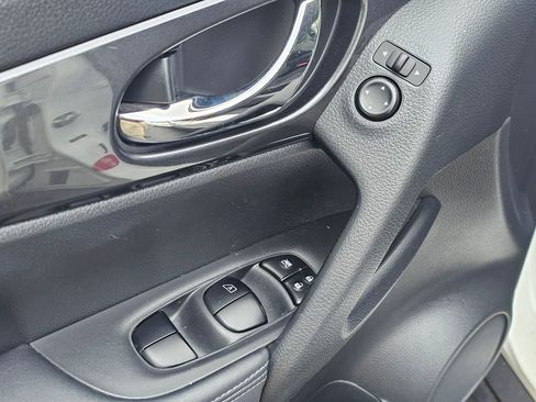 Used 2018 Nissan Rogue SV FWD image 20