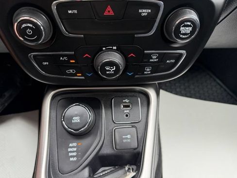 Used 2018 Jeep Compass Latitude w/ Popular Equipment Group AWD/4WD image 10