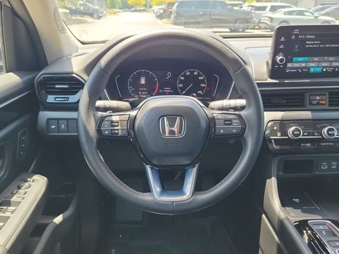 Used 2024 Honda Pilot Touring image 11