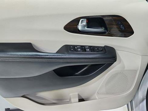 Used 2023 Chrysler Pacifica Limited FWD image 21