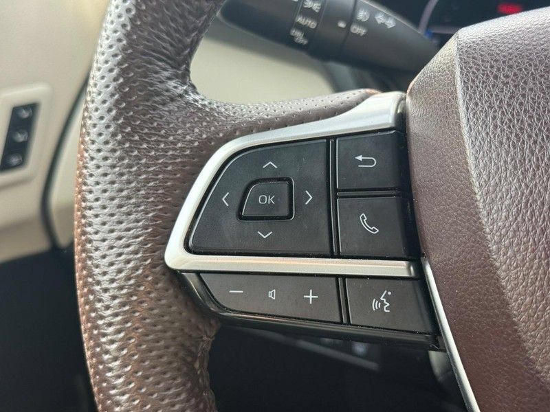 Used 2023 Toyota Sienna Platinum AWD/4WD image 17