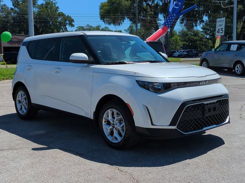 Used 2025 Kia Soul LX w/ LX Technology Package FWD image 3