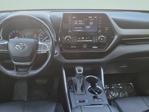 Used 2022 Toyota Highlander XLE FWD image 11