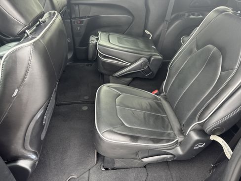 Used 2025 Chrysler Pacifica Limited image 19