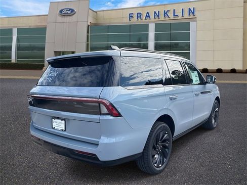 New 2025 Lincoln Navigator Reserve w/ Jet Appearance Package image 7