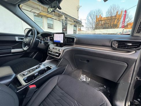 Used 2021 Ford Explorer XLT image 31