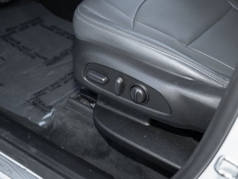 Used 2023 Buick Enclave Essence image 18