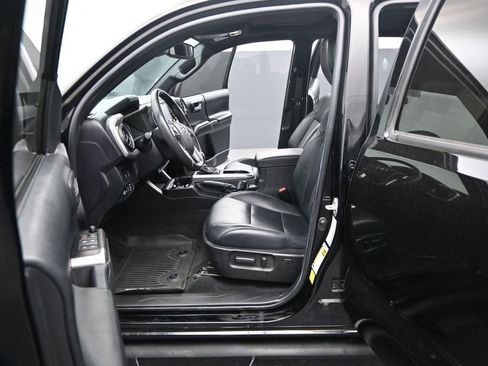 Used 2023 Toyota Tacoma Limited w/ Nightshade Package AWD/4WD image 10