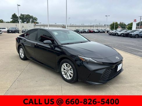 Used 2025 Toyota Camry LE FWD image 4