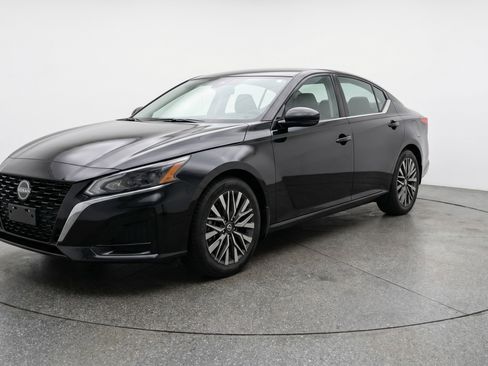 Used 2025 Nissan Altima 2.5 SV FWD image 3