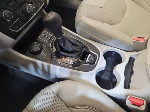 Used 2019 Jeep Cherokee Limited AWD/4WD image 26