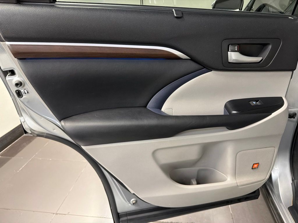 Used 2015 Toyota Highlander Limited AWD/4WD image 37