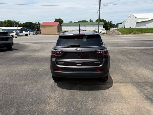 Used 2020 Jeep Compass Latitude w/ Cold Weather Group AWD/4WD image 4