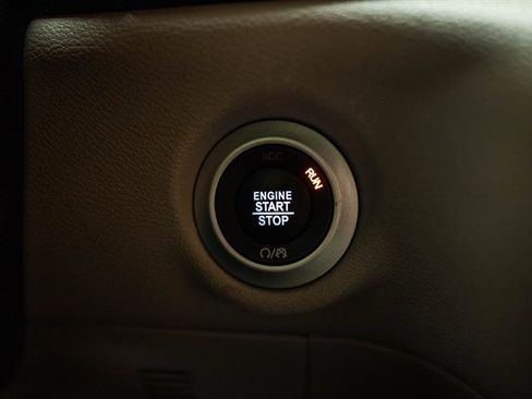 Used 2024 Chrysler Pacifica Touring-L FWD image 19