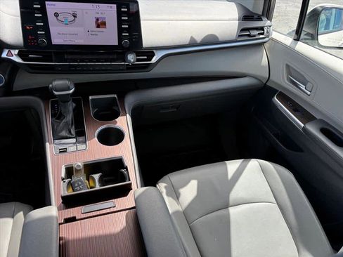 Used 2021 Toyota Sienna XLE image 5