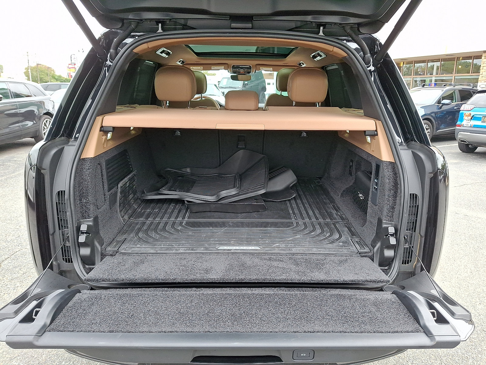 Certified 2026 Land Rover Range Rover SE AWD/4WD image 19