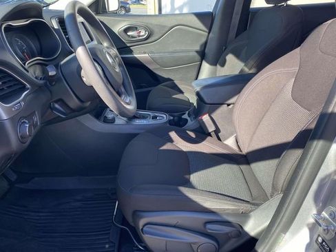 Used 2021 Jeep Cherokee Latitude w/ Mopar Interior Package image 14