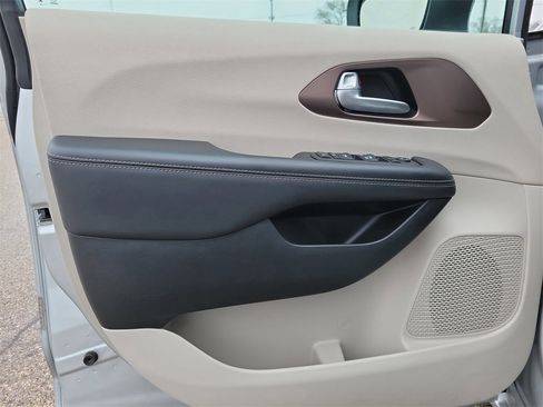 Used 2024 Chrysler Voyager LX image 16