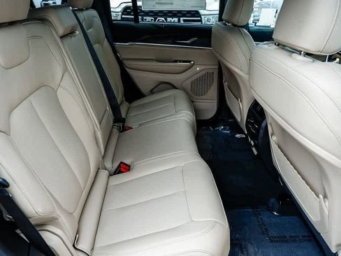 New 2025 Jeep Grand Cherokee Limited w/ Luxury Tech Group II image 18