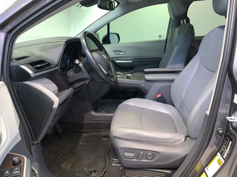 Used 2021 Toyota Sienna XLE image 18