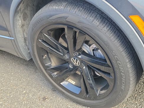 Used 2023 Volkswagen Tiguan SE R-Line FWD image 4