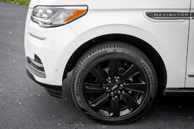 Used 2024 Lincoln Navigator L Reserve AWD/4WD image 9