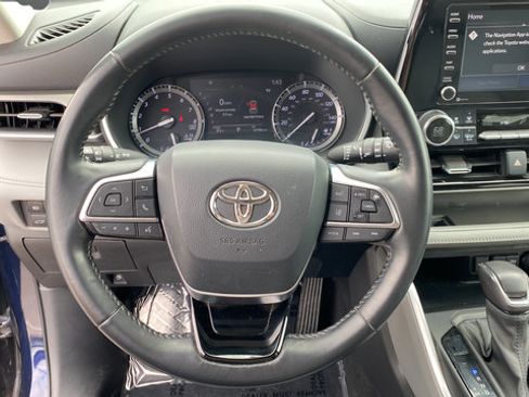 Used 2021 Toyota Highlander XLE FWD image 16