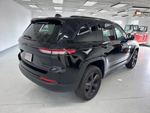 Used 2024 Jeep Grand Cherokee Limited w/ Black Appearance Package AWD/4WD image 15
