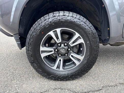 Used 2017 Toyota Tacoma TRD Sport w/ Tow Package (A/T) AWD/4WD image 6