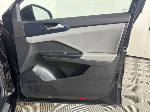 Used 2023 Volkswagen Taos SE w/ Panoramic Sunroof Package FWD image 25