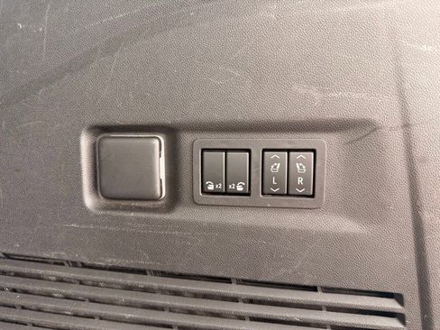 Used 2023 Chevrolet Suburban Premier AWD/4WD image 34