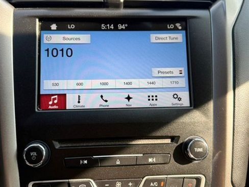 Used 2018 Ford Fusion SE w/ Fusion SE Technology Package FWD image 12