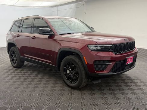 Used 2025 Jeep Grand Cherokee Altitude AWD/4WD image 7