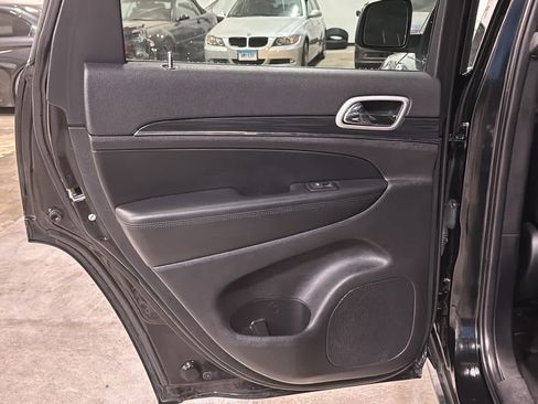 Used 2020 Jeep Grand Cherokee Limited AWD/4WD image 25