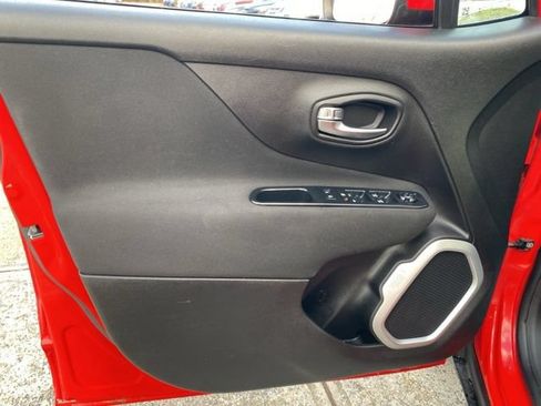 Used 2018 Jeep Renegade Latitude FWD image 18