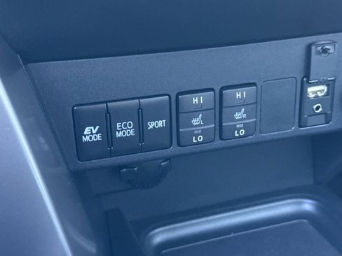 Used 2018 Toyota RAV4 Limited image 32