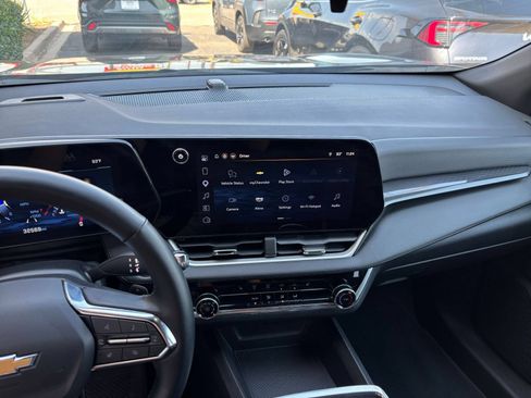 Used 2025 Chevrolet Equinox LT FWD image 16