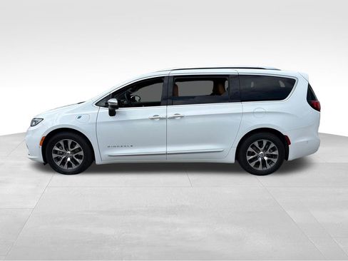Used 2023 Chrysler Pacifica Pinnacle FWD image 4
