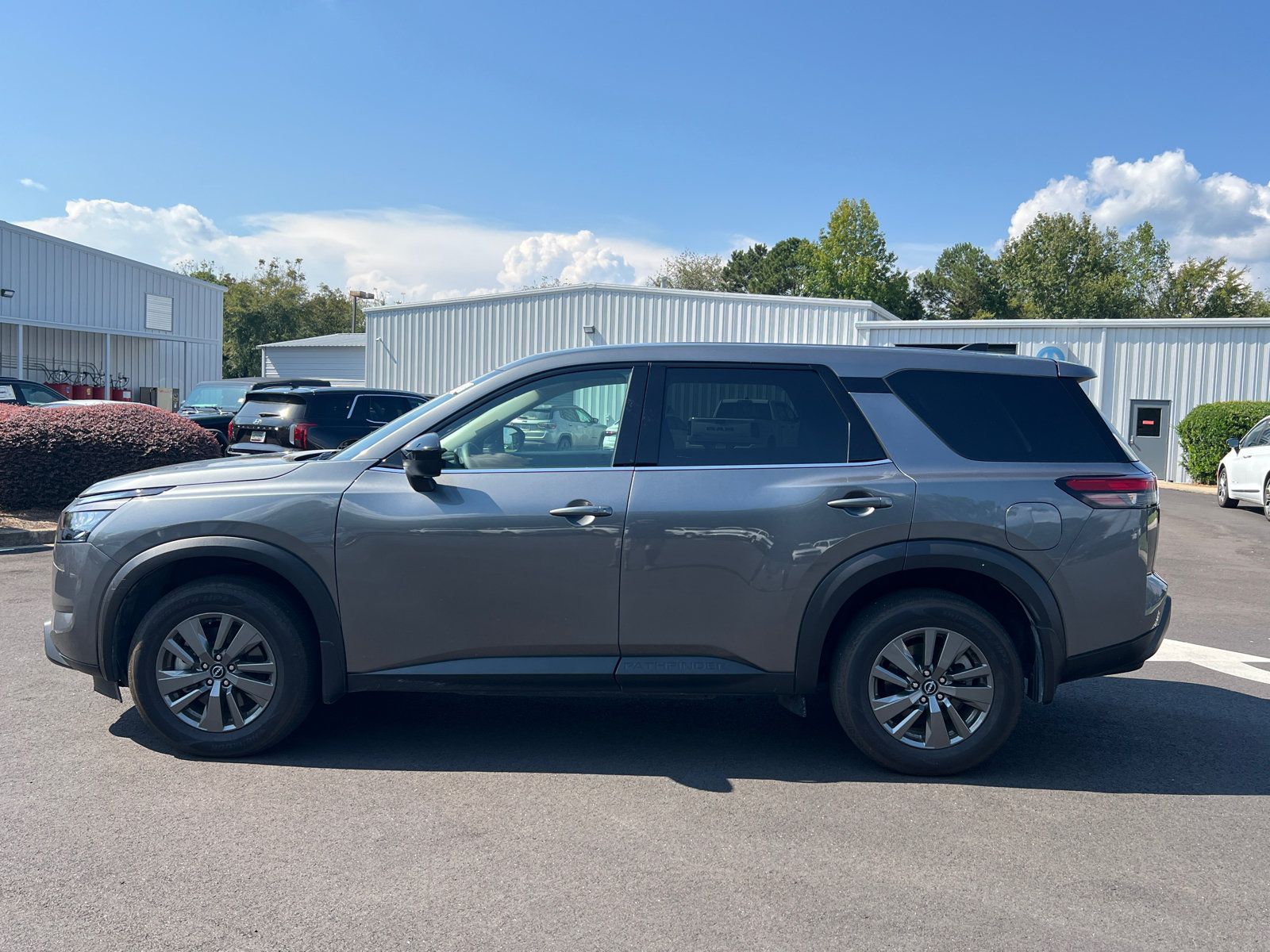 Used 2025 Nissan Pathfinder S FWD image 8