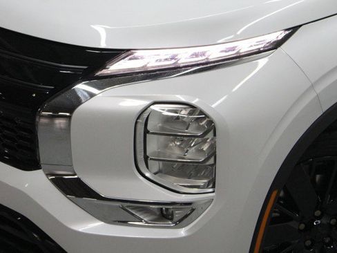 New 2026 Mitsubishi Outlander LE image 2