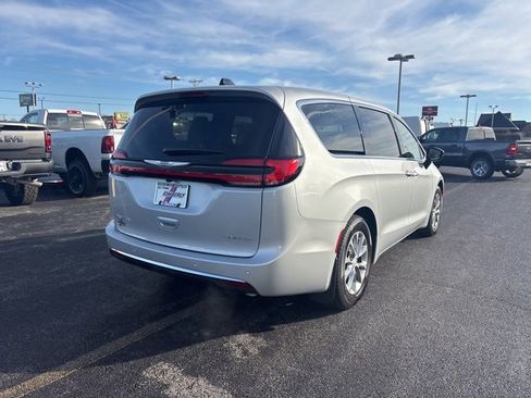 New 2026 Chrysler Pacifica Limited image 5