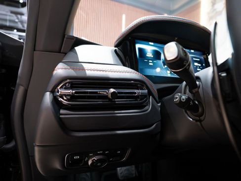 Used 2024 Aston Martin DB12 Coupe RWD image 17