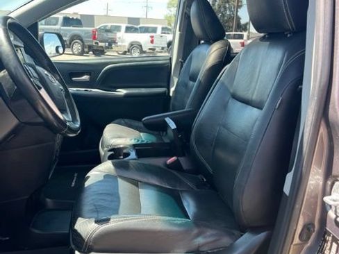 Used 2017 Toyota Sienna SE Premium FWD image 28