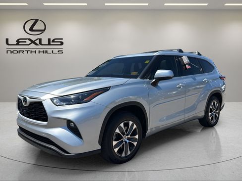 Used 2022 Toyota Highlander XLE FWD image 1