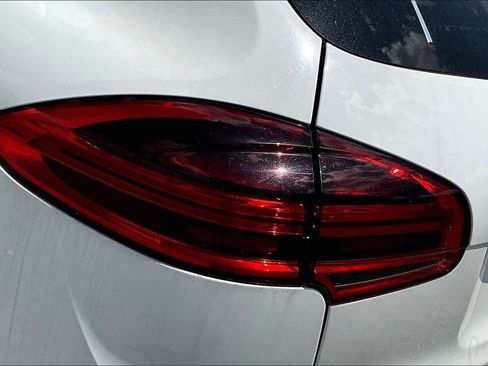 Used 2018 Porsche Cayenne Platinum Edition w/ Premium Package Plus image 28