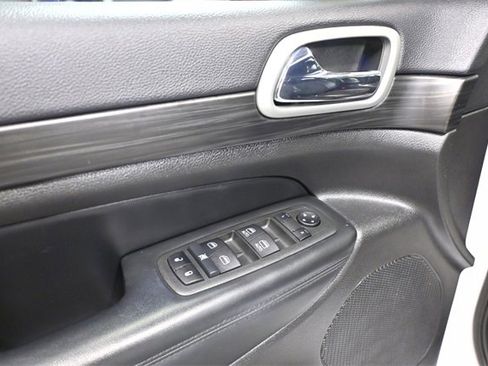 Used 2022 Jeep Grand Cherokee Laredo X image 15